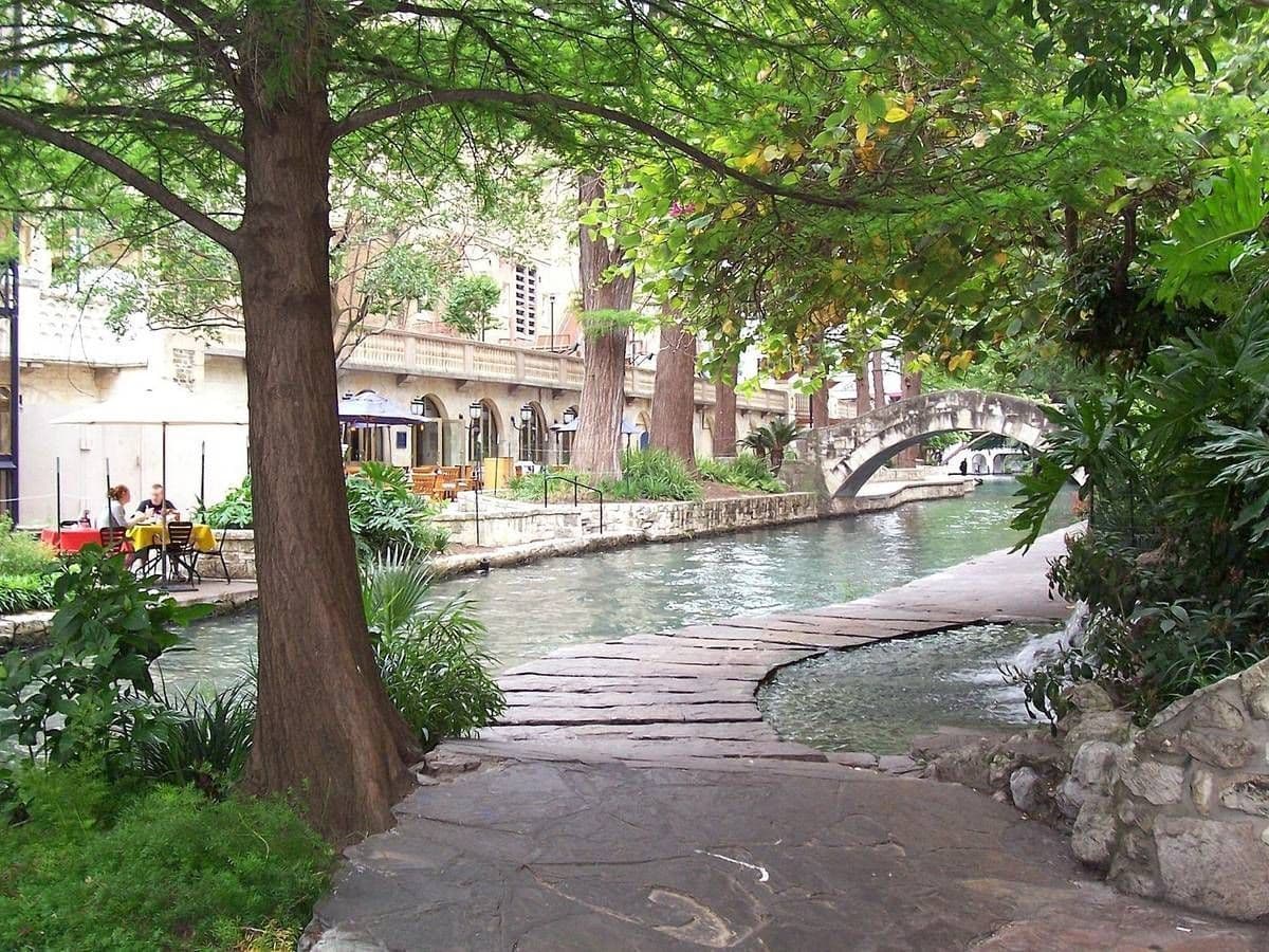 san-antonio-riverwalk-pathway